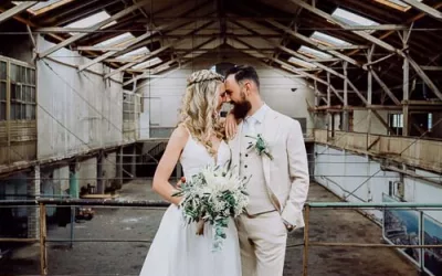 Brautpaarfotos in maritimer alter Lagerhalle in Cuxhaven