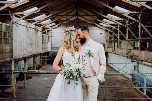 Brautpaarfotos in maritimer alter Lagerhalle in Cuxhaven
